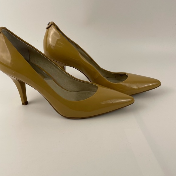 MICHAEL Michael Kors Patent Leather Pointed Toe Heel Pumps 6 Mustard - Picture 4 of 16